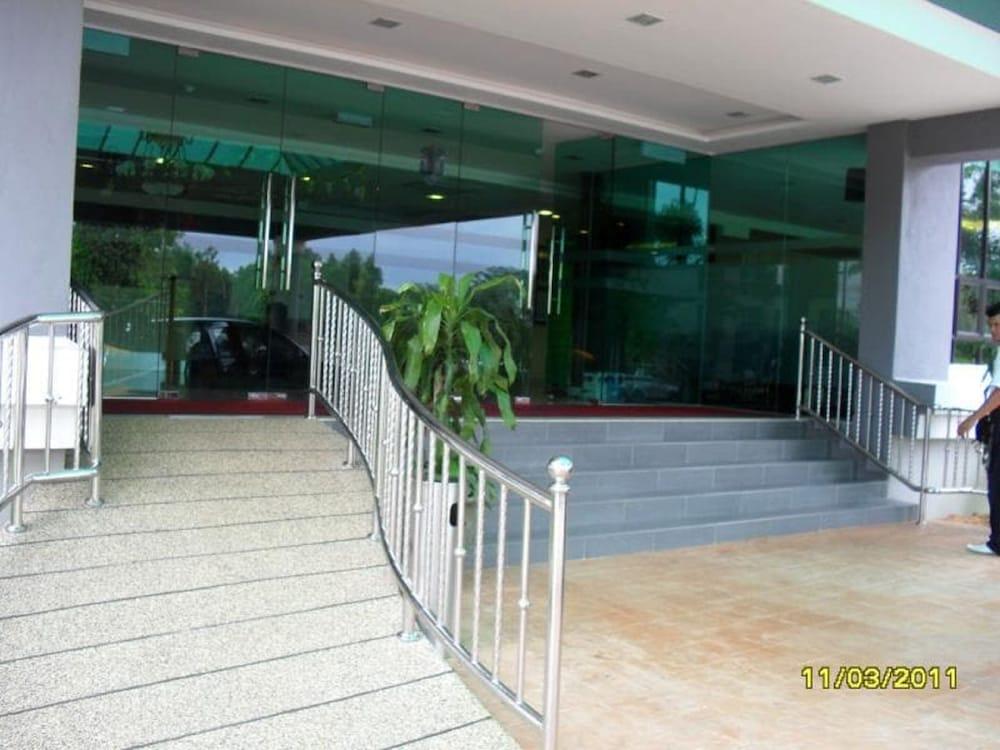 โรงแรมซูเทร่า เซเรมบัน ภายนอก รูปภาพ