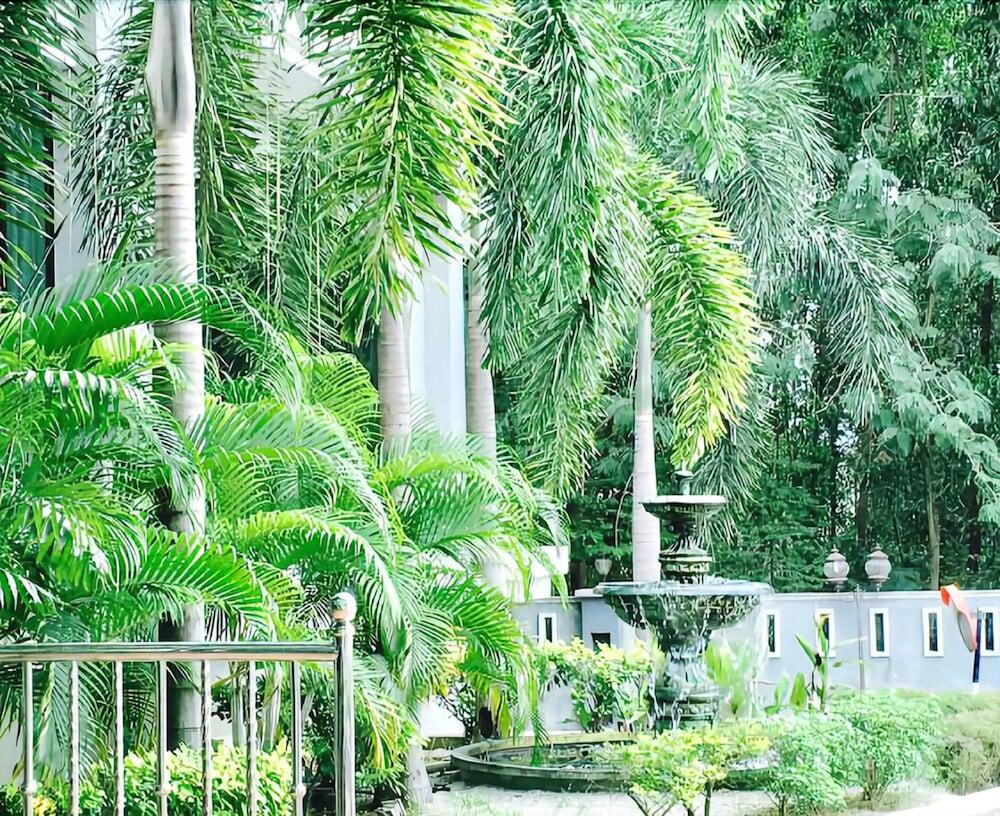 โรงแรมซูเทร่า เซเรมบัน ภายนอก รูปภาพ
