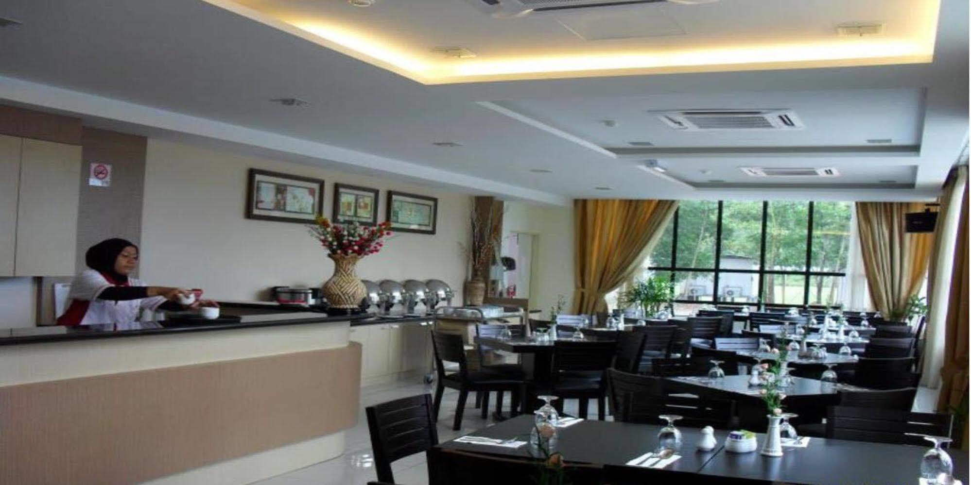 โรงแรมซูเทร่า เซเรมบัน ภายนอก รูปภาพ