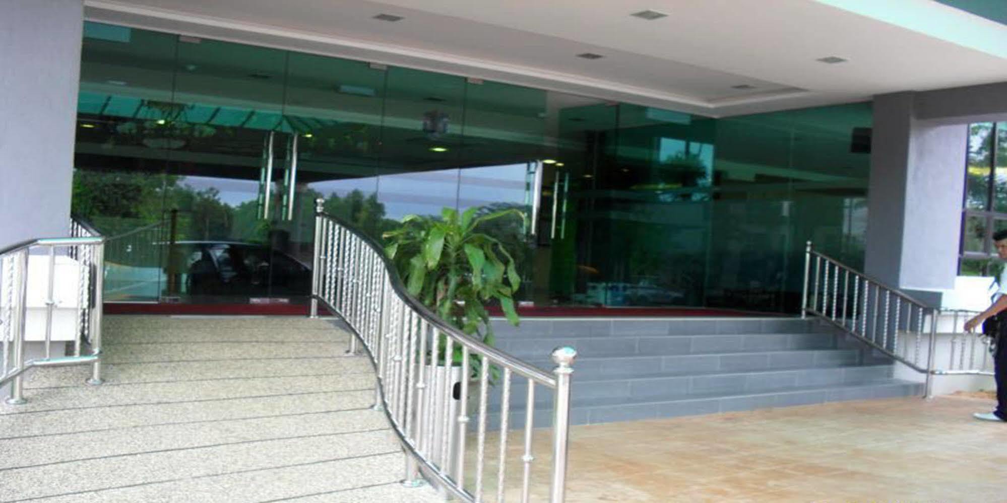โรงแรมซูเทร่า เซเรมบัน ภายนอก รูปภาพ